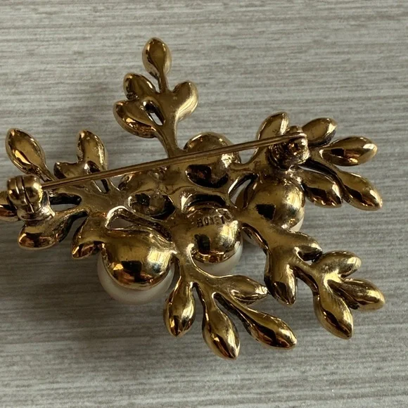 Elegant Pearl and Gold Leaf Monet Brooch - Picture 2 of 6